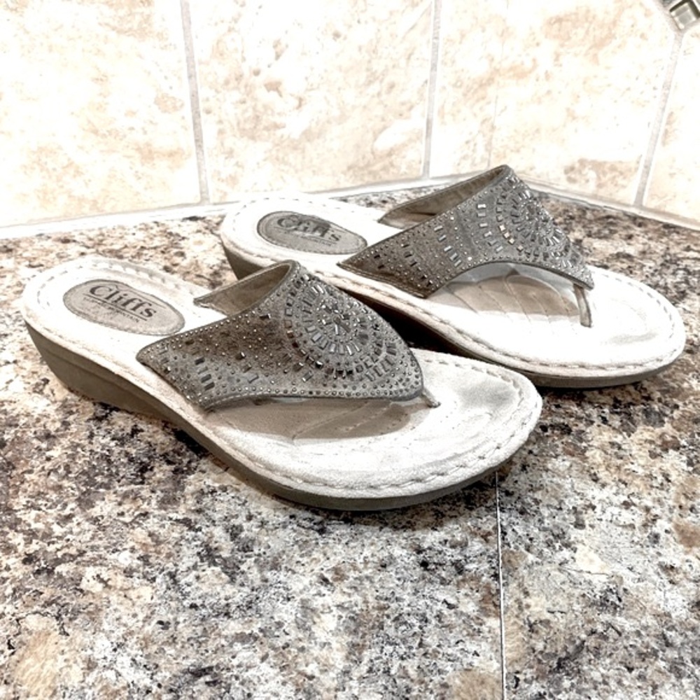 Cliffs by White Mountain Cienna Studded Faux Suede Thong Sandals Size 8